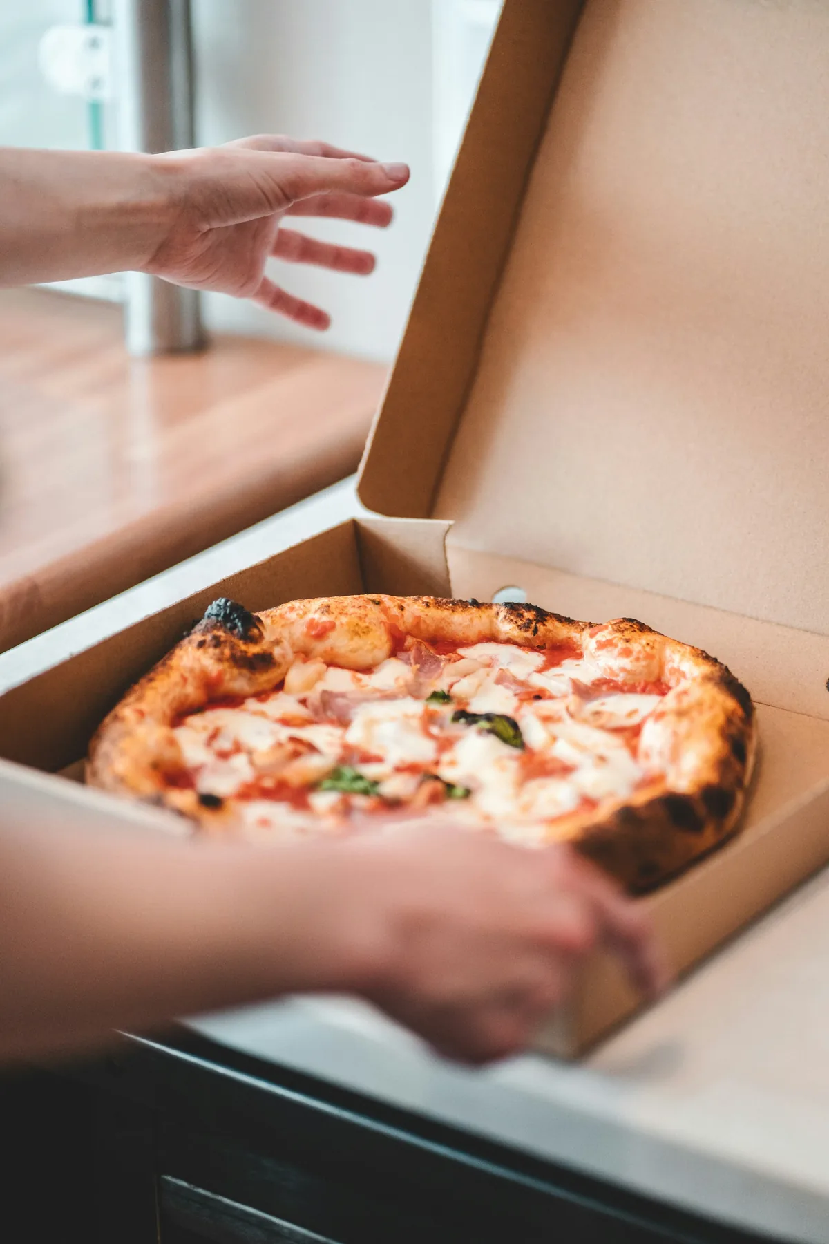 Pizza pronta para delivery na caixa Vero Pizzas